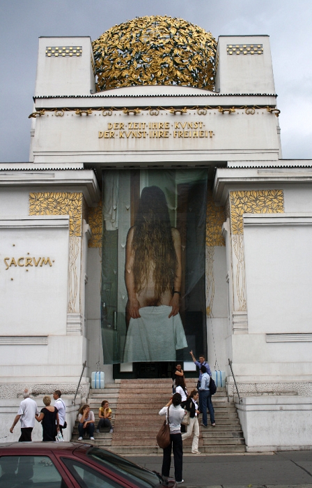 Front der Secession mit Fotoarbeit von Marlene Haring, diese halb nackt mit Haaren und Handtuch bedeckt